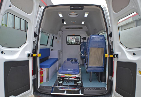 國六福特全順短軸中頂柴油版救護(hù)車