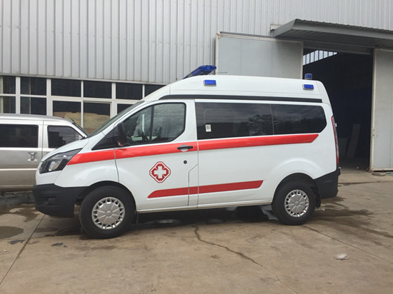 國六福特全順短軸中頂柴油版救護(hù)車